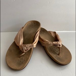 Vionic Pippa Rose Gold. Size 6 1/2